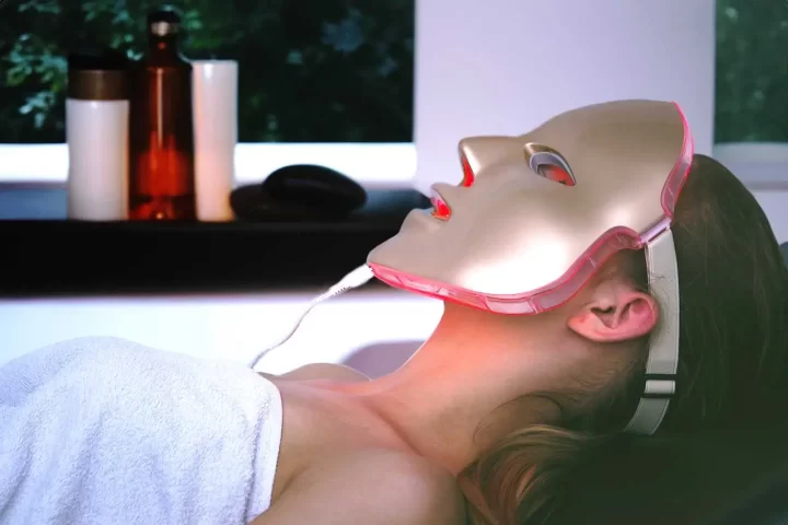 LED light therapy to diminish aging signs